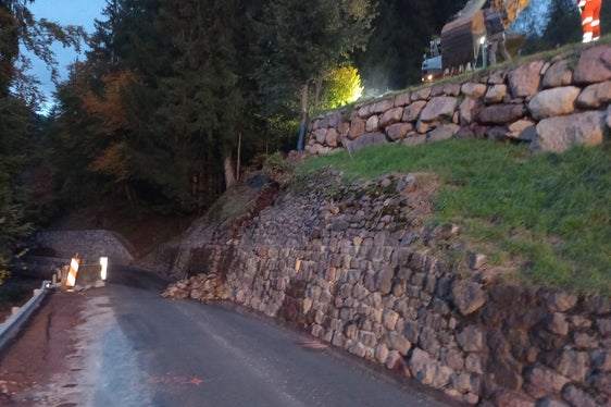 Nach der großen Rutschung auf die Straße in Laurein hat der Landesstraßendienst aufwändige Aufräum- und Sicherungsarbeiten vorgenommen, die Straße Proveis-Laurein konnte wieder geöffnet werden. (Foto: LPA/Landesstraßendienst)