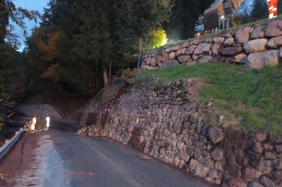 Nach der großen Rutschung auf die Straße in Laurein hat der Landesstraßendienst aufwändige Aufräum- und Sicherungsarbeiten vorgenommen, die Straße Proveis-Laurein konnte wieder geöffnet werden. (Foto: LPA/Landesstraßendienst)