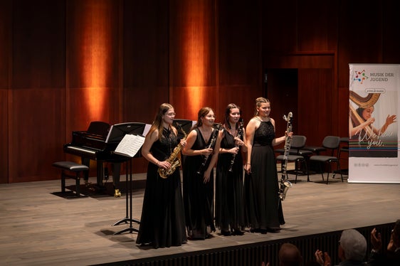 Das Amos Quartett, bestehend aus Magdalena Hafner und Maria Kritzinger (Klarinette), Christine Weissenbacher (Saxophon) und Lia Obexer (Bassklarinette). (Foto: LPA/Daniel von Johnston)