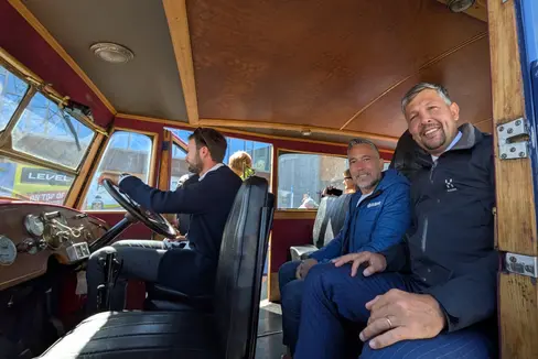 Il vicepresidente e assessore alla Mobilità della Provincia autonoma di Bolzano, Daniel Alfreider (a destra nella foto), e l'assessore ai Trasporti e alla Mobilità sostenibile di Regione Lombardia, Franco Lucente, fotografati su un autobus storico, dopo un incontro in alta quota per confrontarsi sulla collaborazione tra i diversi enti territoriali volta a garantire collegamenti di qualità verso e attraverso il Passo dello Stelvio. (Foto. USP/Dipartimento Infrastrutture e Mobilità)