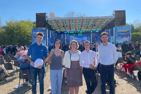 La delegazione ladina durante l'inaugurazione dell'anno scolastico tenutasi a Grugliasco. Da sinistra Enrico Karbon, Chiara Demetz, l'Intendente scolastica Edith Ploner, Marat Busini e Fabian Fistill (Foto: ASP/Direzione Istruzione ladina)