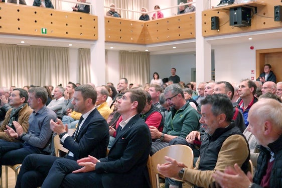 Beim Infoabend zur Riggertalschleife und zur Mobilität in Schabs zeigten die Bürgerinnen und Bürger sich interessiert an den Vorhaben. Vor allem die Entwicklungsmöglichkeiten für das Dorf wurden positiv bewertet. (Foto: LPA/Mobilitätsressort)