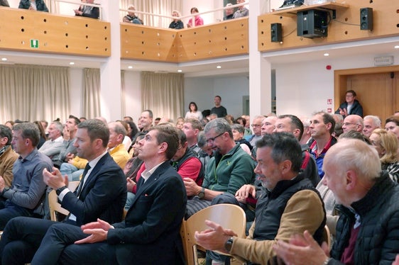 Beim Infoabend zur Riggertalschleife und zur Mobilität in Schabs zeigten die Bürgerinnen und Bürger sich interessiert an den Vorhaben. Vor allem die Entwicklungsmöglichkeiten für das Dorf wurden positiv bewertet. (Foto: LPA/Mobilitätsressort)