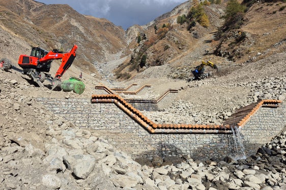 Im Sommer vergangenen Jahres wurden die Arbeiten am Kaserbach/Vernagtbach begonnen, Mitte Oktober dieses Jahres wurden sie abgeschlossen. (Foto: LPA/Landesamt für Wildbach- und Lawinenverbauung West in der Agentur für Bevölkerungsschutz/Martin Eschgfäller)