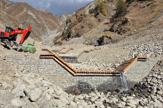 Im Sommer vergangenen Jahres wurden die Arbeiten am Kaserbach/Vernagtbach begonnen, Mitte Oktober dieses Jahres wurden sie abgeschlossen. (Foto: LPA/Landesamt für Wildbach- und Lawinenverbauung West in der Agentur für Bevölkerungsschutz/Martin Eschgfäller)