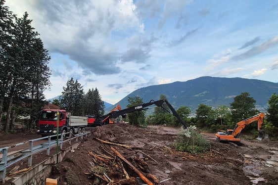 Direkt nach dem Murabgang am 28. Juni im Weißplatterbach im vermurten Bereich Katzensteinstraße/Naifdammweg hat das Amt für Wildbach- und Lawinenverbauung Süd mit den Aufräumarbeiten begonnen. (Foto: LPA/Amt für Wildbach- und Lawinenverbauung Süd in der Agentur für Bevölkerungsschutz)
