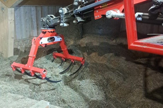 Landwirtschaftslandesrat Luis Walcher setzt sich dafür ein, die Innenmechanisierung als Arbeitserleichterung auf einem landwirtschaftlichen Betrieb zu fördern, dazu zählt etwa ein Heukran (im Bild). (Foto: LPA/Landesamt für Landmaschinen und biologische Produktion/Martin Stuppner)