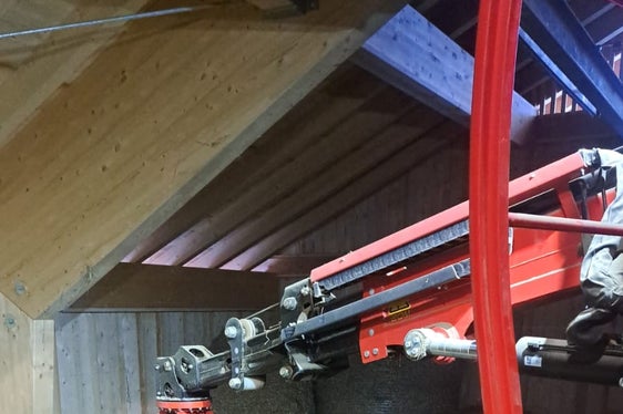 Landwirtschaftslandesrat Luis Walcher setzt sich dafür ein, die Innenmechanisierung als Arbeitserleichterung auf einem landwirtschaftlichen Betrieb zu fördern, dazu zählt etwa ein Heukran (im Bild). (Foto: LPA/Landesamt für Landmaschinen und biologische Produktion/Martin Stuppner)