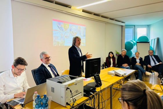 Pro Tag wrden südtirolweit 536 Zugänge in der Hauskrankenpflege pro Tag verzeichnet, sagte Gesundheitslandesrat Hubert Messner (dritter von links) gemeinsam mit Partikularsekretär Samuel Vieider, Ressortdirektor Michael Mayr, der Direktorin des Gesundheitsbezirkes Meran Janah Maria Andreis, Sanitätsdirektor Josef Widmann, Pflegedirektorin Marianne Siller und dem Generaldirektor des Sanitätsbetriebs Christian Kofler (von links) im Gepräch mit den Mitarbeitenden des Gesundheitssprengels. (Foto : LPA/Angelika Schrott)