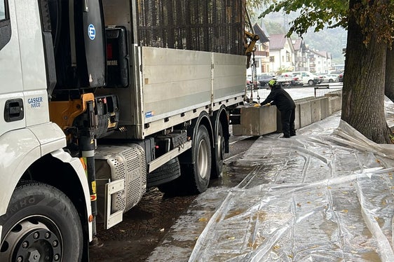 Mobile Betonelemente hat die Wildbachverbauung auf der orographisch rechten Seite des Eisacks in Klausen auf einer Länge von 240 Metern aufgestellt, um bei einem Anstieg des Pegels gewappnet zu sein, wie im Foto von Vorarbeiter Patrick Lanthaler ersichtlich. (Foto: LPA/Agentur für Bevölkerungsschutz/Landesamt für Wildbach- und Lawinenverbauung Nord)