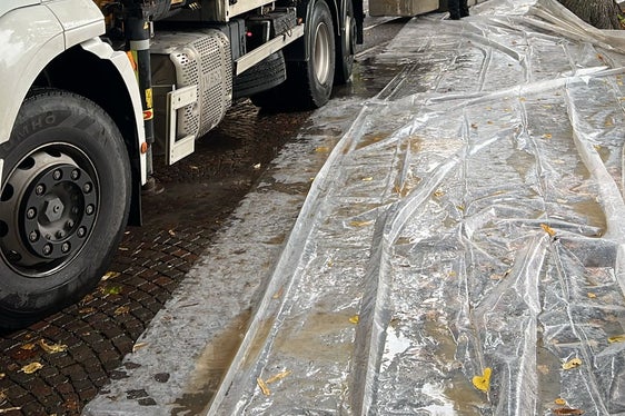 Mobile Betonelemente hat die Wildbachverbauung auf der orographisch rechten Seite des Eisacks in Klausen auf einer Länge von 240 Metern aufgestellt, um bei einem Anstieg des Pegels gewappnet zu sein, wie im Foto von Vorarbeiter Patrick Lanthaler ersichtlich. (Foto: LPA/Agentur für Bevölkerungsschutz/Landesamt für Wildbach- und Lawinenverbauung Nord)
