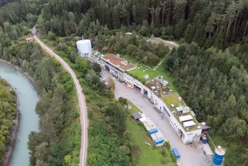Am Gelände der ARA Tobl in St. Lorenzen werden künftig die in Südtirol anfallenden Klärschlämme in einer zentralen Anlage umweltverträglich behandelt. (Foto: LPA/ARA Pustertal AG)