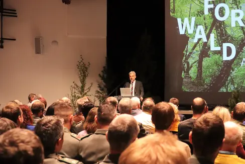 Forstlandesrat Arnold Schuler stellte bei der Forstinfotagung in Vahrn die Waldagenda 2030 vor. (Foto: LPA/Noemi Prinoth)