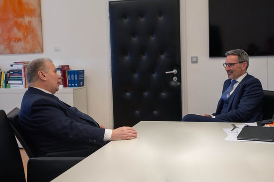 Nel corso del cordiale colloquio con il presidente Kompatscher, il nuovo questore di Bolzano ha posto in prima linea problematiche quali i reati di violenza di genere e la devianza giovanile. (Foto: ASP/ Greta Stuefer)