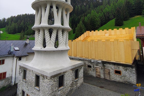 Visita della delegazione della Direzione Istruzione e Cultura ladina nella regione di lingua romancia dei Grigioni: la Torre Bianca a Mulegns (foto: USP/Direzione Istruzione e Cultura Ladina)
