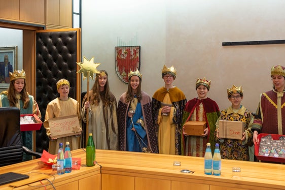 Quest'anno, otto Cantori della stella, di età compresa tra i 10 ed i 13 anni, provenienti dalle frazioni di Bressanone Tiles, Gereut e Pinzago, hanno portato la loro benedizione alla Giunta provinciale a Palazzo Widmann (Foto: ASP/Fabio Brucculeri)