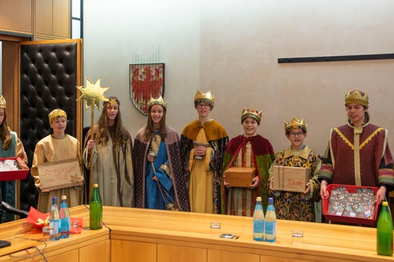 Sie überbrachten den Vertretern der Landesregierung Segenswünsche: Die Sternsinger aus Tils, Gereuth und Pinzagen (von links nach rechts): Danja Zitelli, Patrick Tschöll, Annalena Stockner, Vanessa Winkler, Amelie Unterrainer, Daniel Obexer, Fabian Stockner und Sara Zitelli. (Foto: LPA/Fabio Brucculeri)