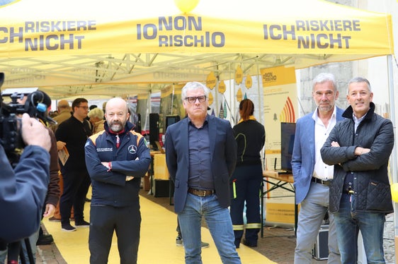 Bevölkerung mit ins Boot Zivilschutz holen (v.li.): Roberto Giarola vom nationalen Zivilschutz, Gemeindenverbandspräsident Andreas Schatzer, Bevölkerungsschutzlandesrat Arnold Schuler, Bürgermeister der Gemeinde Brixen Peter Brunner (Foto: LPA/Maja Clara)