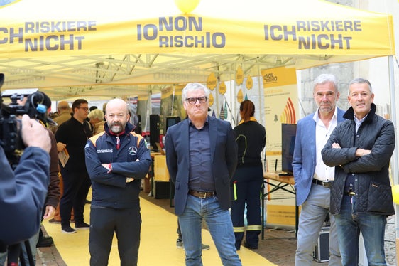 Bevölkerung mit ins Boot Zivilschutz holen (v.li.): Roberto Giarola vom nationalen Zivilschutz, Gemeindenverbandspräsident Andreas Schatzer, Bevölkerungsschutzlandesrat Arnold Schuler, Bürgermeister der Gemeinde Brixen Peter Brunner (Foto: LPA/Maja Clara)