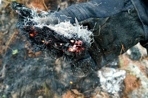 Waldbrand Sonnenberg Latsch: Immer noch müssen Glutnester gelöscht werden. (Foto: LPA/Landesfeuerwehrverband)