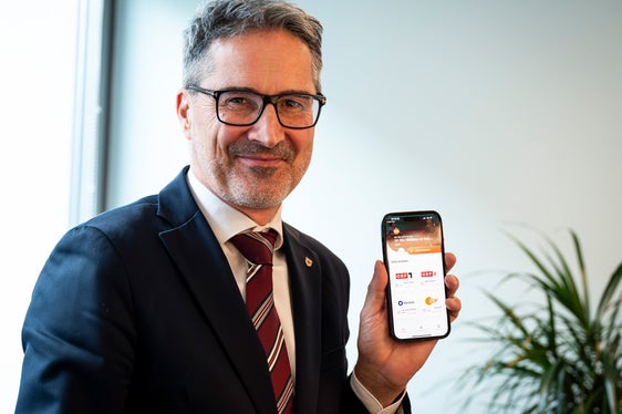 Mit der neuen RAS-Streaming-App wird es der Südtiroler Bevölkerung ermöglicht, Fernsehprogramme auch über mobile Geräte zu nutzen. Lieblingssendungen werden somit nicht mehr verpasst“, erklärt Landeshauptmann Arno Kompatscher