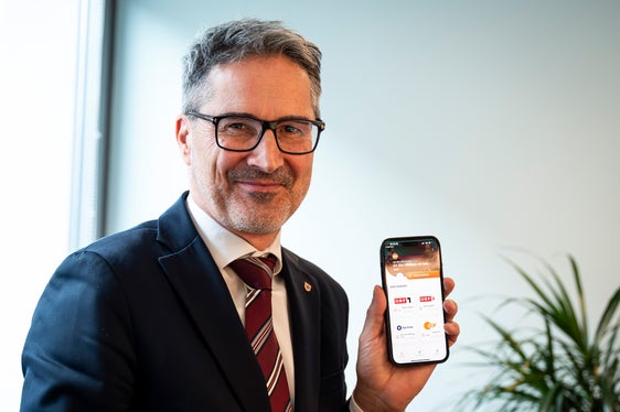Mit der neuen RAS-Streaming-App wird es der Südtiroler Bevölkerung ermöglicht, Fernsehprogramme auch über mobile Geräte zu nutzen. Lieblingssendungen werden somit nicht mehr verpasst“, erklärt Landeshauptmann Arno Kompatscher