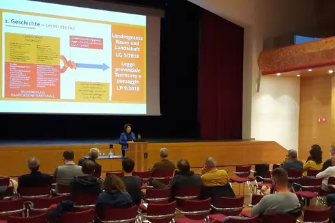 L'assessora Hochgruber Kuenzer il 14 marzo ad Appiano: Abbiamo un'occasione unica per plasmare il futuro del territorio nei prossimi 10 anni. (Foto: ASP/Comune Appiano)