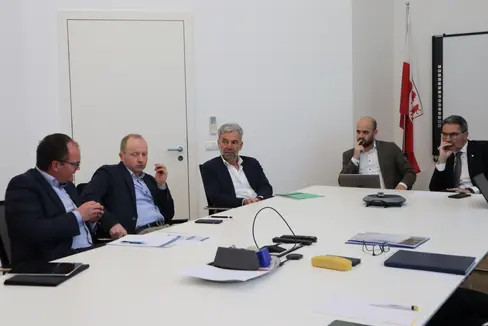 I rappresentanti locali del settore lattiero-caseario hanno tracciato il quadro della situazione e delineato gli scenari futuri con l'assessore provinciale Arnold Schuler (nella foto il terzo da sinistra) e il presidente altoatesino Arno Kompatscher (nella foto il primo a destra). (Foto: ASP/np)