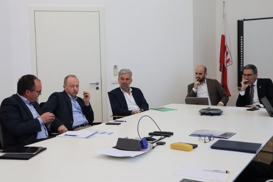 Die Vertreter der Milchwirtschaft zeichneten das Bild der Situation und entwarfen mit Landesrat Schuler (3. v. l.) und Landeshauptmann Kompatscher (ganz r.) Zukunftsszenarien. (Foto: LPA/Noemi Prinoth)