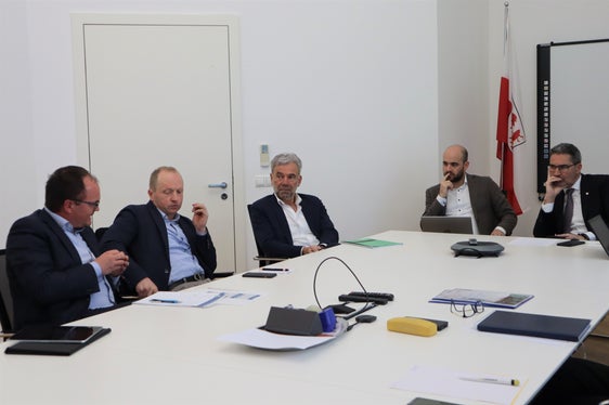 Die Vertreter der Milchwirtschaft zeichneten das Bild der Situation und entwarfen mit Landesrat Schuler (3. v. l.) und Landeshauptmann Kompatscher (ganz r.) Zukunftsszenarien. (Foto: LPA/Noemi Prinoth)