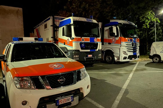 Con otto veicoli di servizio come quello della della Croce Bianca altoatesina (nella foto a sinistra), il convoglio di volontari partirà dalla sede dell'Agenzia di Protezione vivile di Bolzano verso Roma nella prima mattinata del 1° agosto. (Foto: USP/Sezione Protezione civile della Croce Bianca)