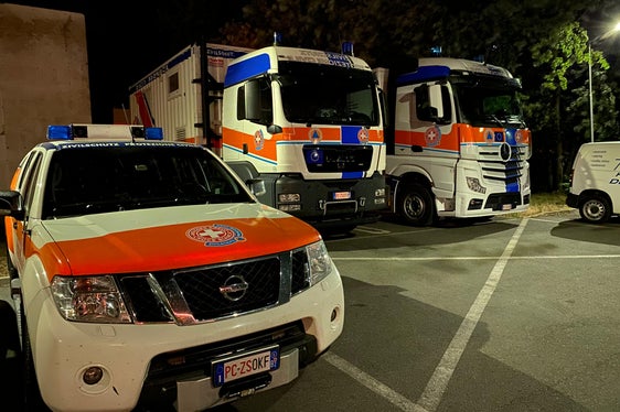 Con otto veicoli di servizio come quello della della Croce Bianca altoatesina (nella foto a sinistra), il convoglio di volontari partirà dalla sede dell'Agenzia di Protezione vivile di Bolzano verso Roma nella prima mattinata del 1° agosto. (Foto: USP/Sezione Protezione civile della Croce Bianca)