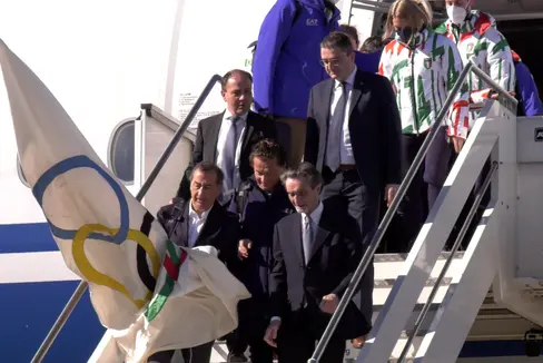 LH-Stellvertreter Vettorato hat am Flughafen Malpensa gemeinsam mit den Partnern der Olympischen Winterspiele 2026 die aus Peking kommende Olympia-Flagge in Empfang genommen. (Foto: LPA/Scampini)
