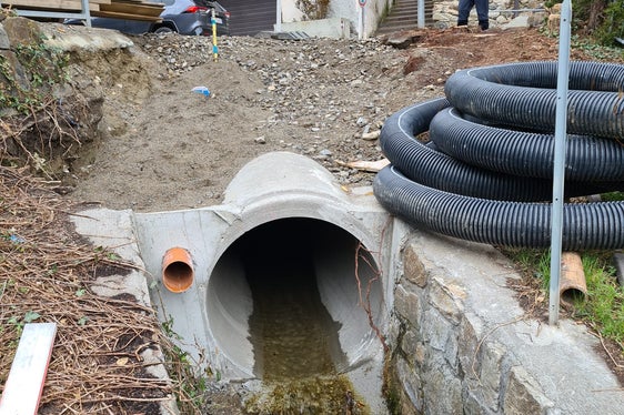 Der Durchmesser der neuen Rohrleitung für die Tscharserquelle wurde nach der Abflussmenge für ein 100-jähriges Hochwasser berechnet. (Foto: LPA/Landesamt für Wildbachverbauung West in der Agentur für Bevölkerungsschutz)