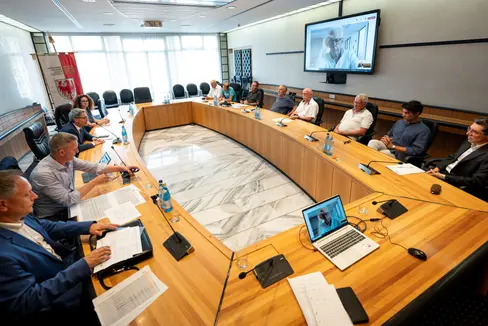 Il presidente della Provincia Arno Kompatscher e l'assessore provinciale Luis Walcher hanno concordato un piano finanziario con i presidenti delle due associazioni alpine AVS e CAI e i loro consigli direttivi per la promozione e la manutenzione dei rifugi. (Foto: USP/Fabio Brucculeri)