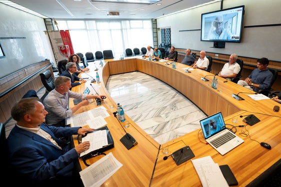 Il presidente della Provincia Arno Kompatscher e l'assessore provinciale Luis Walcher hanno concordato un piano finanziario con i presidenti delle due associazioni alpine AVS e CAI e i loro consigli direttivi per la promozione e la manutenzione dei rifugi. (Foto: USP/Fabio Brucculeri)