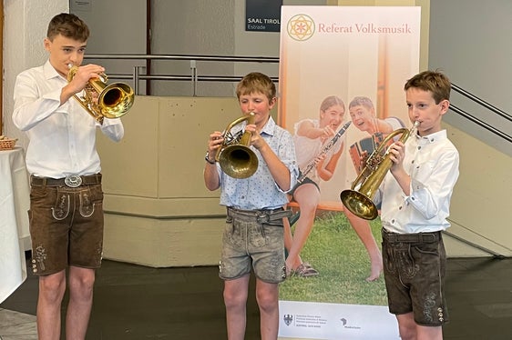 Die Gruppe DOWI 3er war im Frühjahr beim Südtiroler Wettbewerb dabei und ist nun mit der Lehrperson Ludwig Wilhalm auch nach Innsbruck gefahren. (Foto: LPA/Referat Volksmusik der Landesdirektion Deutsche und ladinische Musikschule)