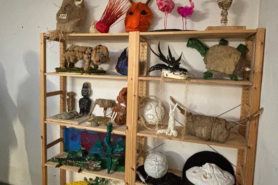 Ein Team aus erfahrenen Lehrkräften und Künstlerinnen und Künstlern begleitet in der Scola de Creativitá in St. Ulrich Kinder der vierten und fünften Grundschulklassen und Mittelschülerinnen und Mittelschüler das ganze Schuljahr durch einen kreativen Prozess. (Foto: LPA/Ladinische Bildung und Kultur/Sara Runggaldier)