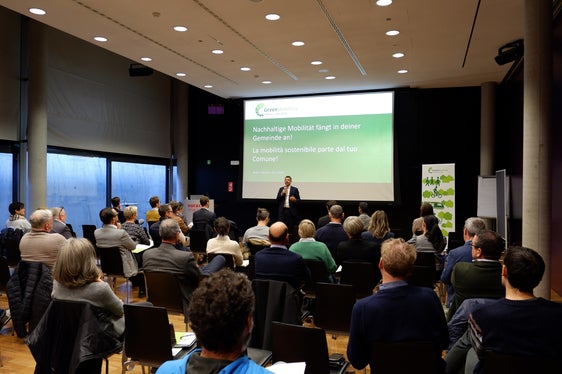 Il convegno sulla mobilità locale si è svolto oggi (24 novembre) all'Eurac di Bolzano (Foto: ASP/Elisa Zambiasi)