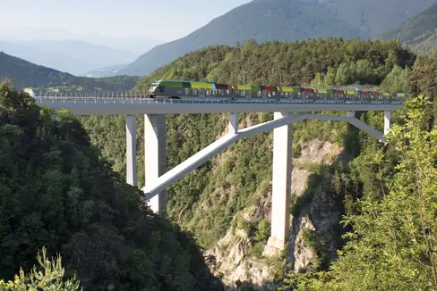 Die Bahnschleife im Riggertal mit der eine Zeitersparnis für die Fahrgäste und die direkte Durchbindung der Züge von Mals bis nach Innichen einen Schritt näher rückt. (Rendering: Mobilitätsressort)
