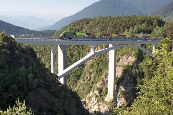 Die Bahnschleife im Riggertal mit der eine Zeitersparnis für die Fahrgäste und die direkte Durchbindung der Züge von Mals bis nach Innichen einen Schritt näher rückt. (Rendering: Mobilitätsressort)