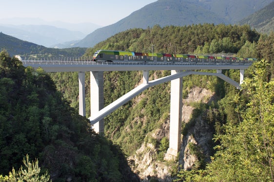 Grazie alla variante della Val di Riga, un collegamento ferroviario di 3,8 chilometri tra Sciaves e la linea del Brennero, la ferrovia della Val Pusteria sarà collegata direttamente alla stazione ferroviaria di Bressanone. L'anello ferroviario passa sotto l'autostrada del Brennero e la strada statale del Brennero in una galleria di 800 metri, attraversa il fiume Isarco con un ponte ad arco di 172 metri, costeggia la strada statale della Val Pusteria (SS49bis) per oltre un chilometro e si allaccia a una galleria di 350 metri. (Rendering: Dipartimento Mobilità)