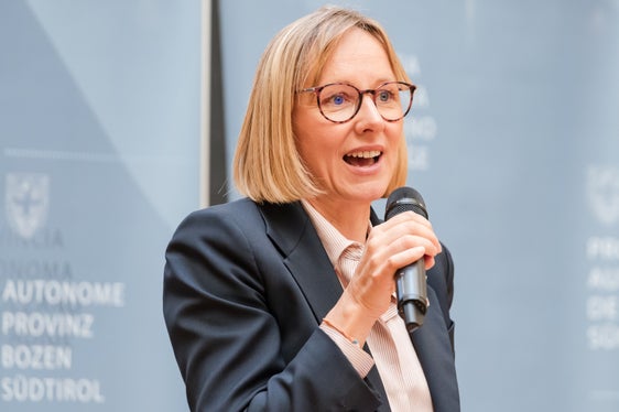 Seit Ende 2024 modernisiere das Land die Aufnahmeverfahren. Ziel seien schnellere Abläufe, weniger Bürokratie und eine starke Position der Landesverwaltung als attraktive Arbeitgeberin, unterstreicht Personallandesrätin Magdalena Amhof. (Foto: LPA/Bernhard Aichner)