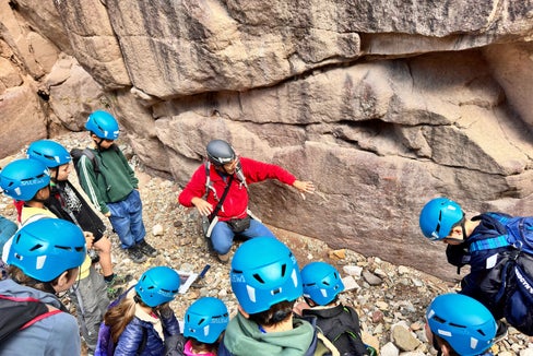 In occasione della Giornata della geodiversità nella gola del Bletterbach, gli alunni e le alunne delle scuole elementari di Aldino e Redagno hanno potuto ammirare piccole e grandi meraviglie geologiche. (Foto: Geoparc Bletterbach/Monika Franzelin)