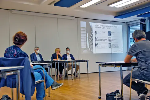 Abteilungsdirektor Walder, Landesrätin Deeg und Wobi-Vizepräsident Schweigkofler stellten heute (13. Mai) Maßnahmen und Schritte in Richtung leistbares Wohnen vor. (Foto: LPA/Greta Stuefer)