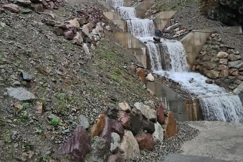 Der Messnerbach ist ein linksseitiger Zubringer der Falschauer, er durchfließt in St. Nikolaus in der Gemeinde Ulten das Dorf in südöstlicher Richtung und teilt den Siedlungsbereich in zwei Hälften. Das Schadenspotential im Falle einer Ausuferung ist daher sehr hoch. Seit 2019 ist die Wildbachverbauung durchgängig im Messnerbach an der Arbeit, um die Hochwassergefahr zu reduzieren. Geplant sind rund 40 Konsolidierungssperren, von denen jetzt ab Juli weitere aus nachhaltigem Beton gebaut werden. (Foto: LPA/Landesamt für Wildbach- und Lawinenverbauung Süd in der Agentur für Bevölkerungsschutz)