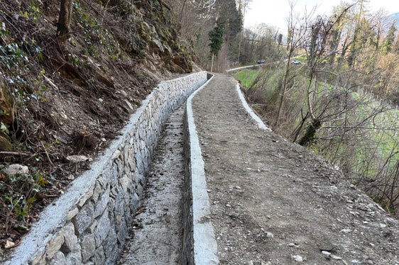 Am 10 Kilometer langen Maiser Neuwaal wurde im März ein Teilstück von rund 115 Metern Länge generalsaniert. (Foto: LPA/Forstinspektorat Meran)
