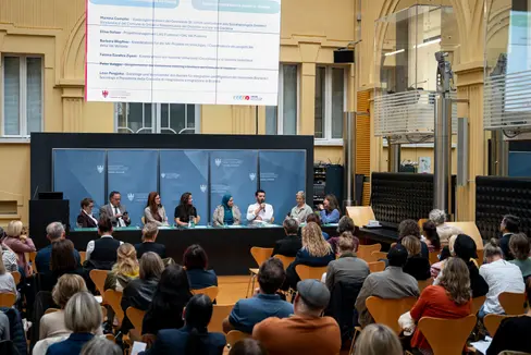 In einem Runden Tisch berichteten (v.l.) Barbara Wopfner, Peter Volgger, Martina Comploi, Elisa Golser, Fatima Ezzahra Ziyani und Leon Pergjoka von ihren Erfahrungen mit der Umsetzung von Integrationsarbeit. Moderiert wurde die Runde von Elisa Zenatti und Christa Ladurner (beide Forum Prävention). (Foto: LPA/Fabio Brucculeri)