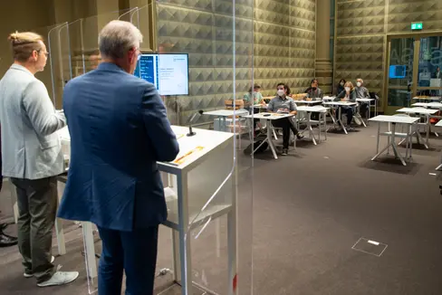 Deutschsprachige Erwachsene mit geringer Lese- und Schreibkompetenz fördern: Das gemeinsame Pilotprojekt haben das Landesamt für Weiterbildung und die KVW Bildung in einer Pressekonferenz vorgestellt. (Foto: LPA/Landesamt für Weiterbildung)