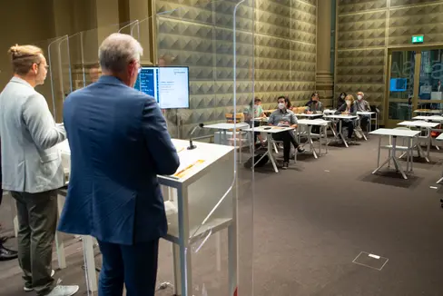 Deutschsprachige Erwachsene mit geringer Lese- und Schreibkompetenz fördern: Das gemeinsame Pilotprojekt haben das Landesamt für Weiterbildung und die KVW Bildung in einer Pressekonferenz vorgestellt. (Foto: LPA/Landesamt für Weiterbildung)